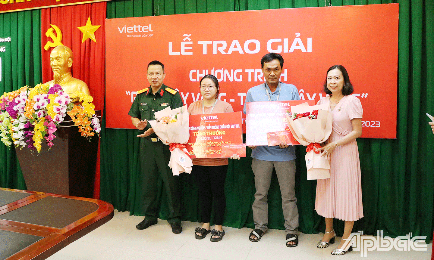 Khách hàng nhận giải 1 chỉ vàng SJC trong Chương trình “Rung cây vàng - Trúng cây vàng”