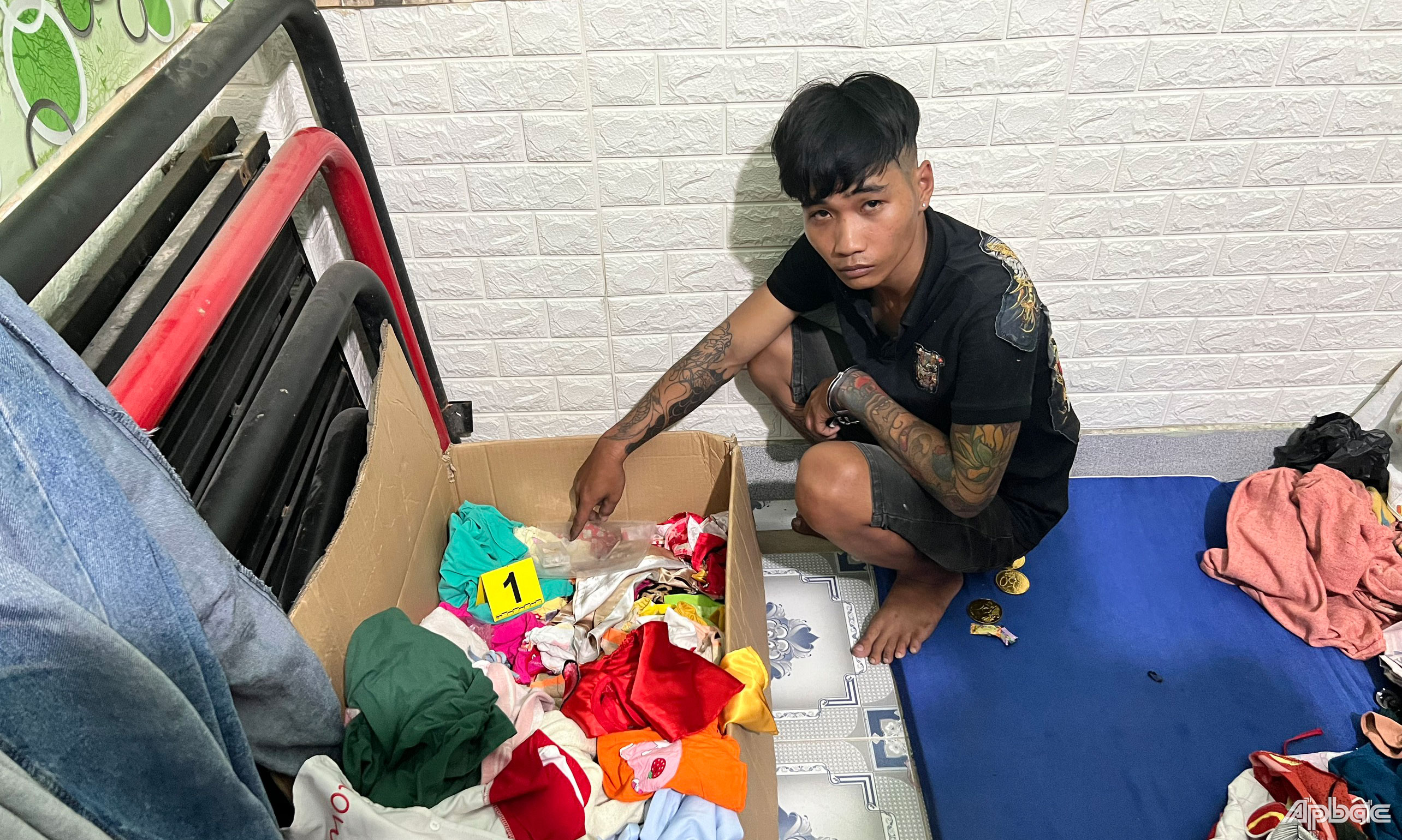 Đối tượng Nguyễn Anh Khoa cùng tang vật.
