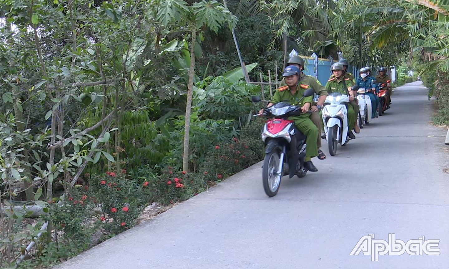 Phối hợp tuần tra, kiểm soát đảm bảo ANTT.                                       Ảnh: Thanh Việt