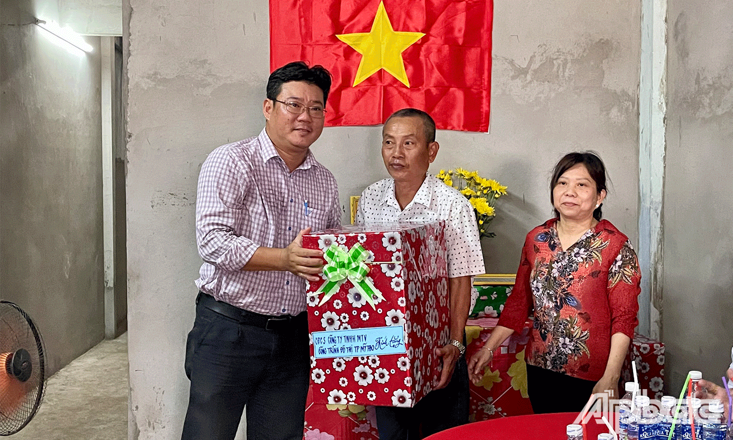Công đoàn cơ sở Công ty TNHH MTV Công trình Đô thị Mỹ Tho tặng quà chúc mừng anh Hùng có được căn nhà mới