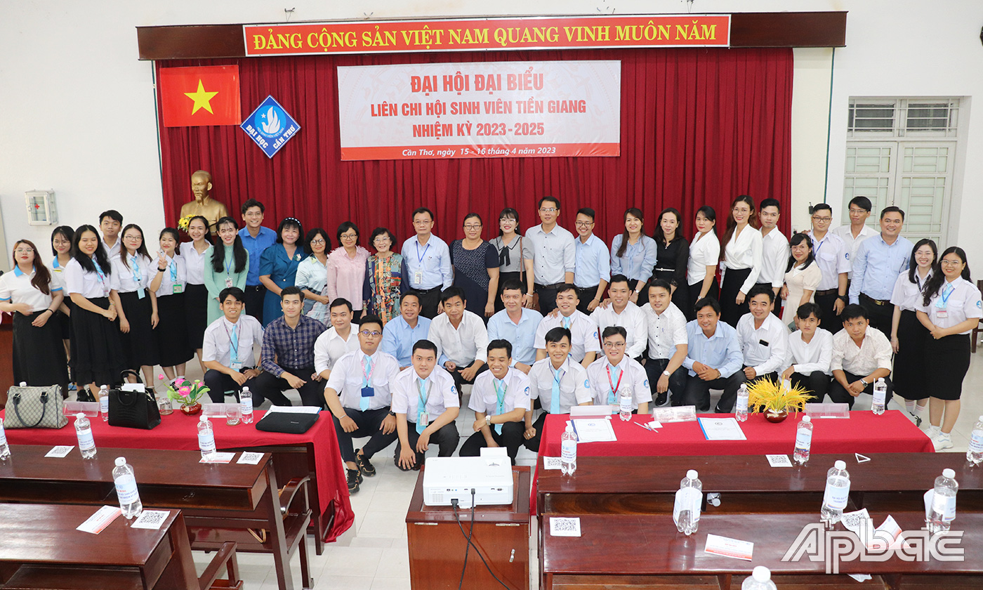 Các đại biểu chụp ảnh lưu niejm tại Đại hội.