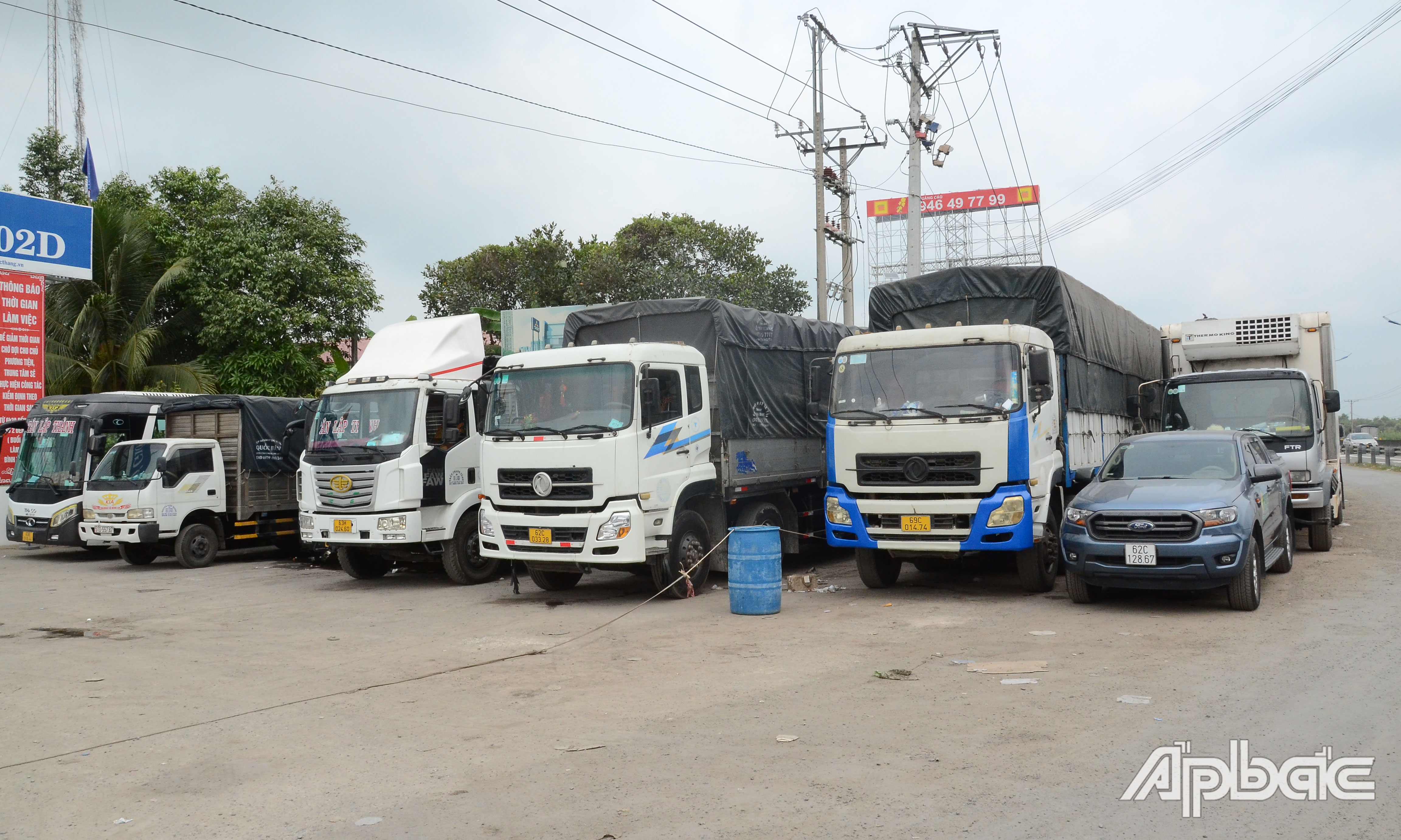 Các phương tiện xếp hàng dài tại Trung tâm Đăng kiểm xe cơ giới 63-02D chờ đến lượt đăng kiểm.