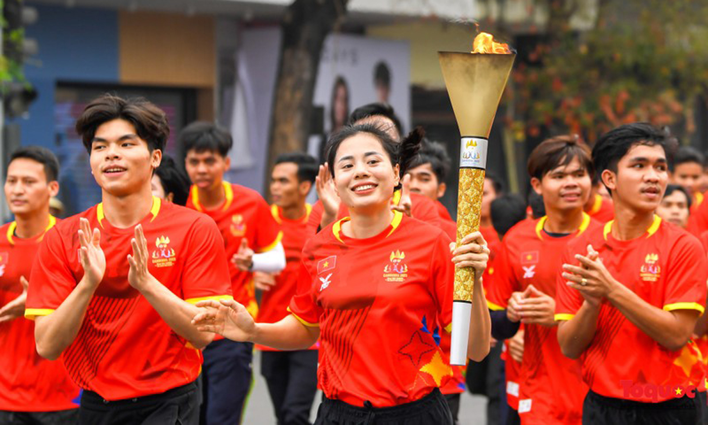 Các vận động viên tham gia Lễ rước đuốc tại SEA Games 32 tại Hà Nội. (Ảnh: NAM NGUYỄN)