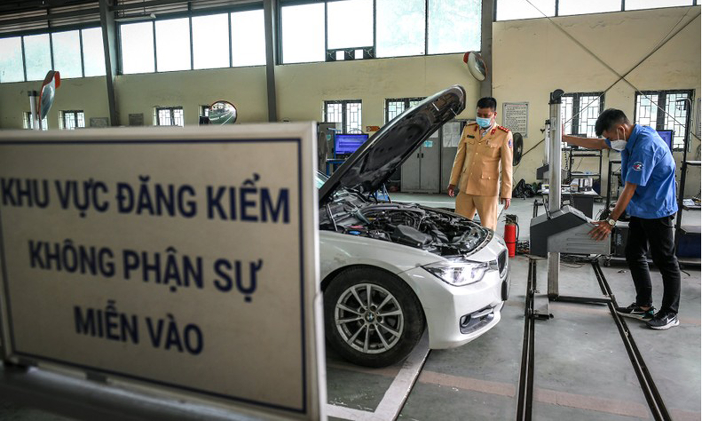 Lực lượng cảnh sát hỗ trợ công tác đăng kiểm tại Hà Nội.