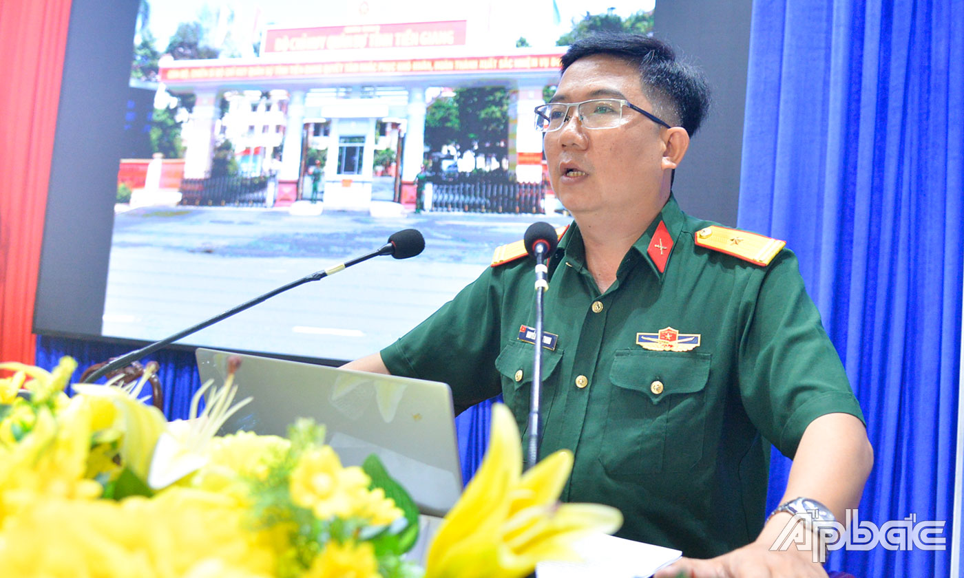 Thiếu tá Nguyễn Quốc Thanh trình bày báo cáo chuyên đề.