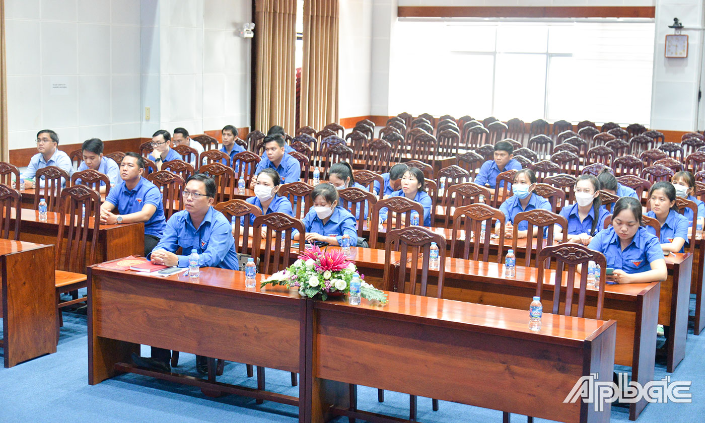 Cán bộ Đoàn, đoàn viên, thanh niên trong khối tham gia hội nghị.