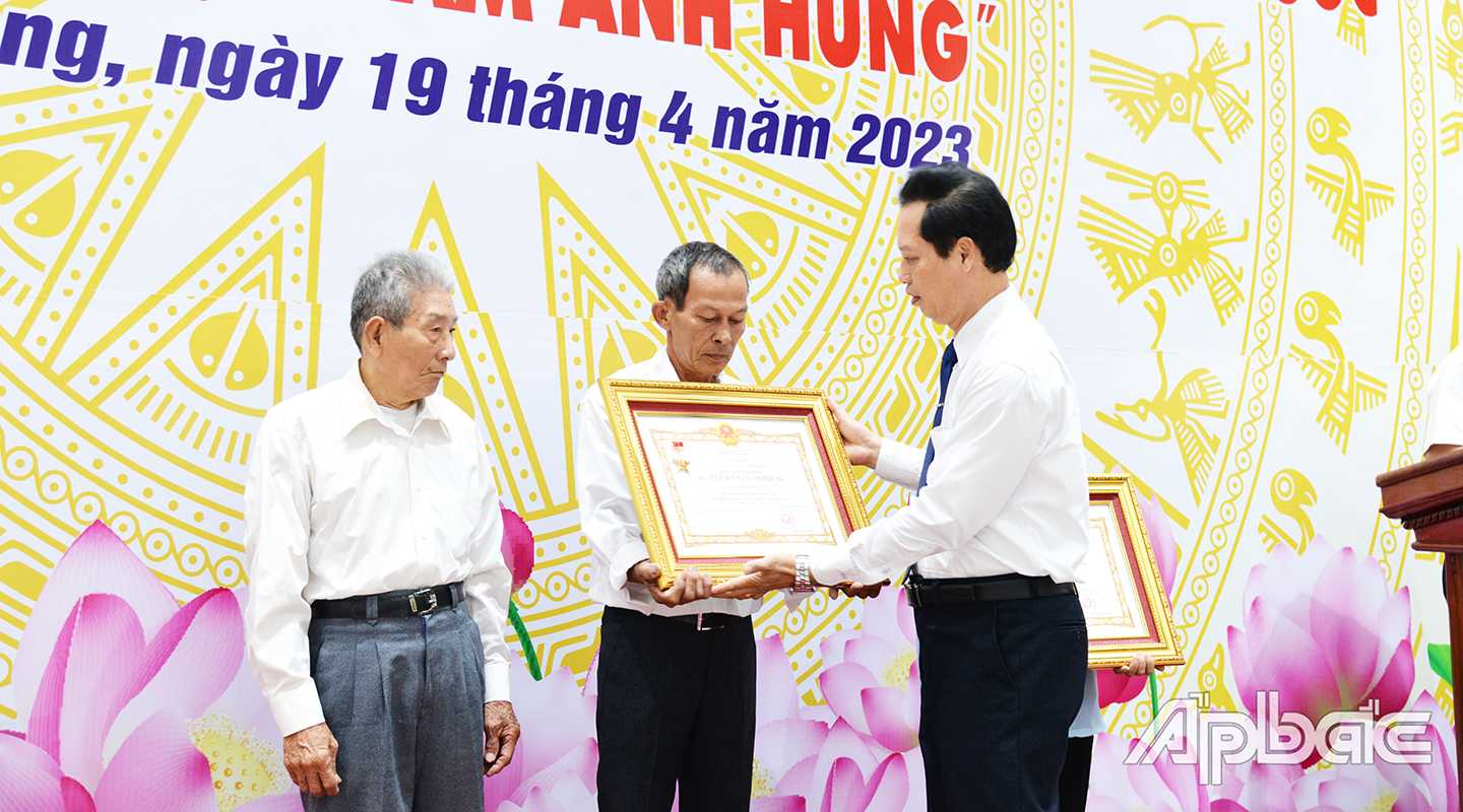  thừa ủy quyền của Chủ tịch nước, đồng chí Nguyễn Thành Diệu đã lần lượt trao Bằng, Huy hiệu “Bà mẹ Việt Nam Anh hùng”, quà cho thân nhân của 
