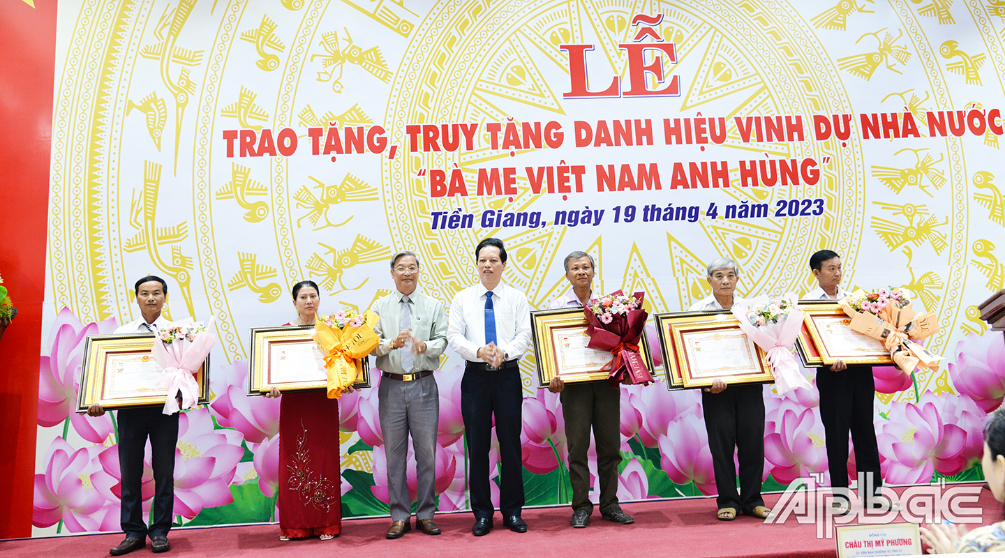 thừa ủy quyền của Chủ tịch nước, đồng chí Nguyễn Thành Diệu đã lần lượt trao Bằng, Huy hiệu “Bà mẹ Việt Nam Anh hùng” và lãnh đạo Ban Tuyên giáo Tỉnh ủy, HĐND và Ủy ban MTTQ tỉnh trao quà cho thân nhân của Mẹ còn sống và 15 thân nhân của các Mẹ đã từ trần.