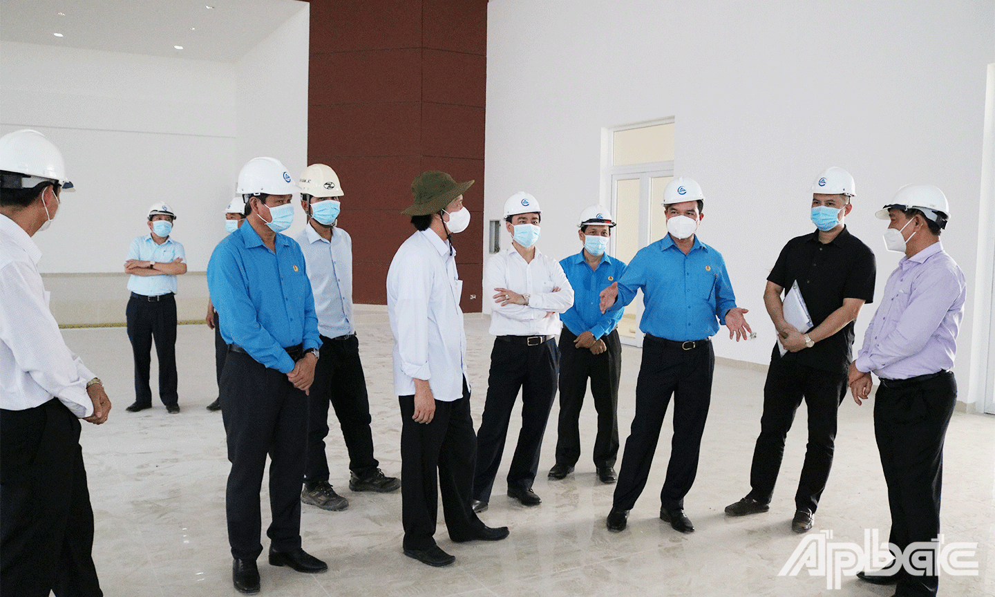 Đoàn công tác của Tổng Liên đoàn Lao động Việt Nam làm việc bên trong Nhà đa năng 