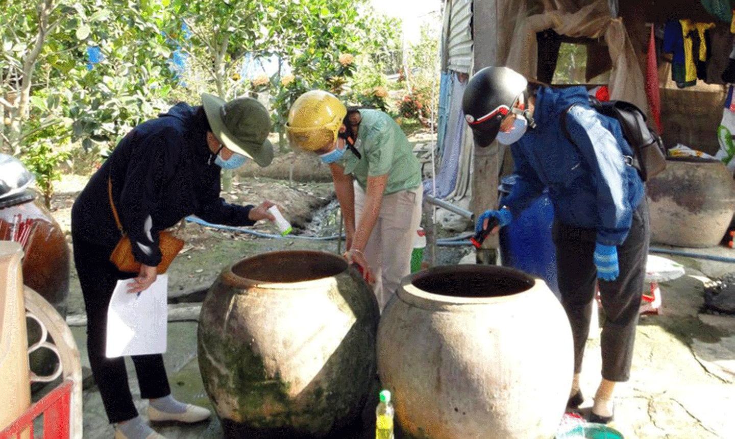 Trung tâm Kiểm soát bệnh tật tỉnh Tiền Giang kiểm tra vật chứa nước có loăng quăng tại ấp Mỹ Tường, xã Thiện Trung, huyện Cái Bè. (Ảnh THANH HOÀNG)