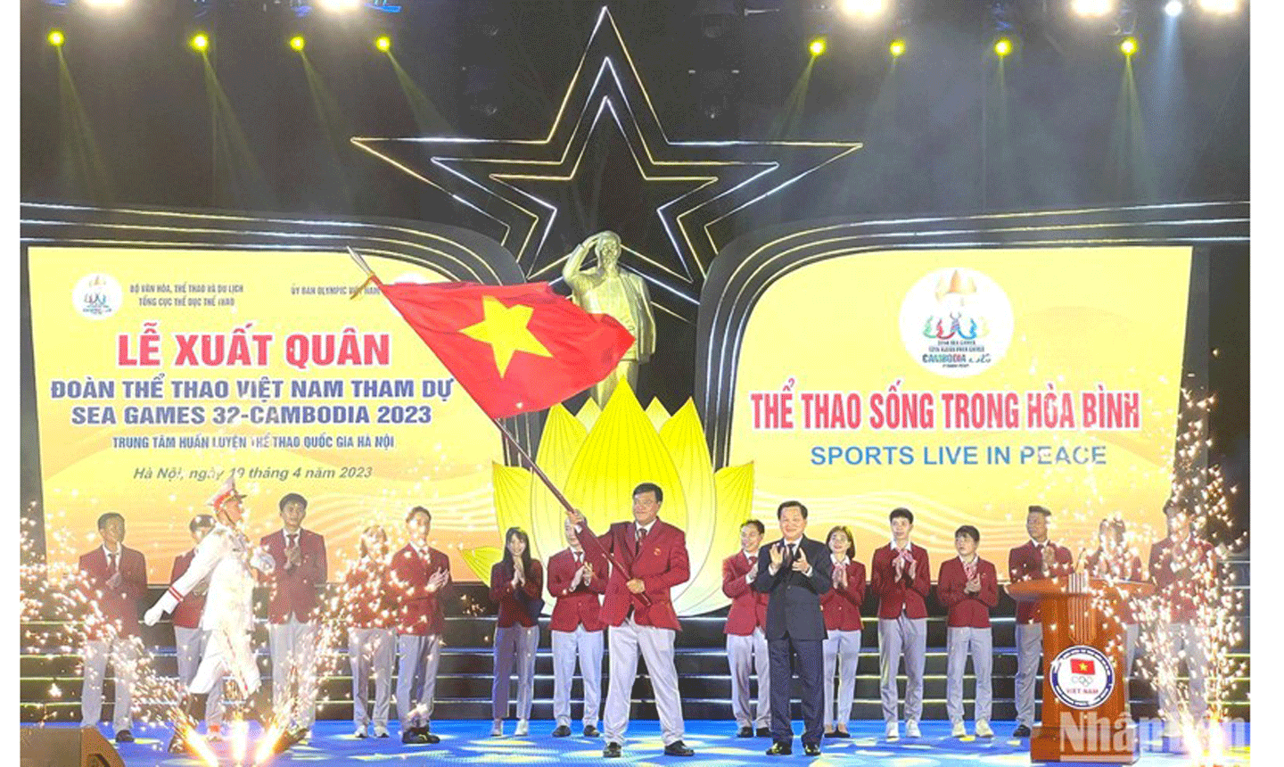 Phó Thủ Tướng Lê Minh Khái trao cờ cho Trưởng đoàn Thể thao Việt Nam Đặng Hà Việt. 