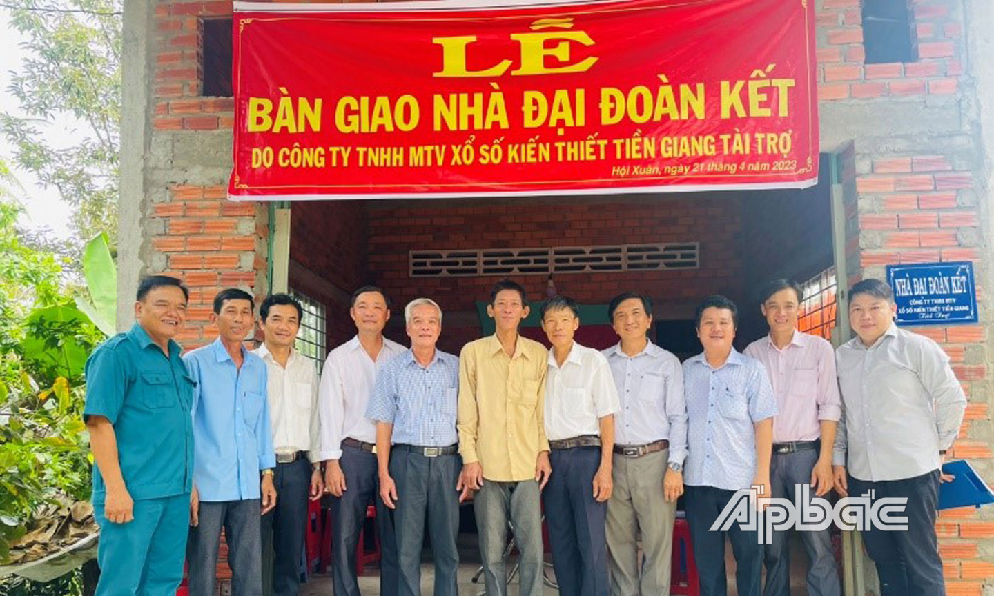 Ông Nguyễn Minh Hiếu, Chủ tịch Công ty TNHH MTV XSKT Tiền Giang trao quà chúc mừng ông Trương Minh Hùng được nhận căn nhà mới.
