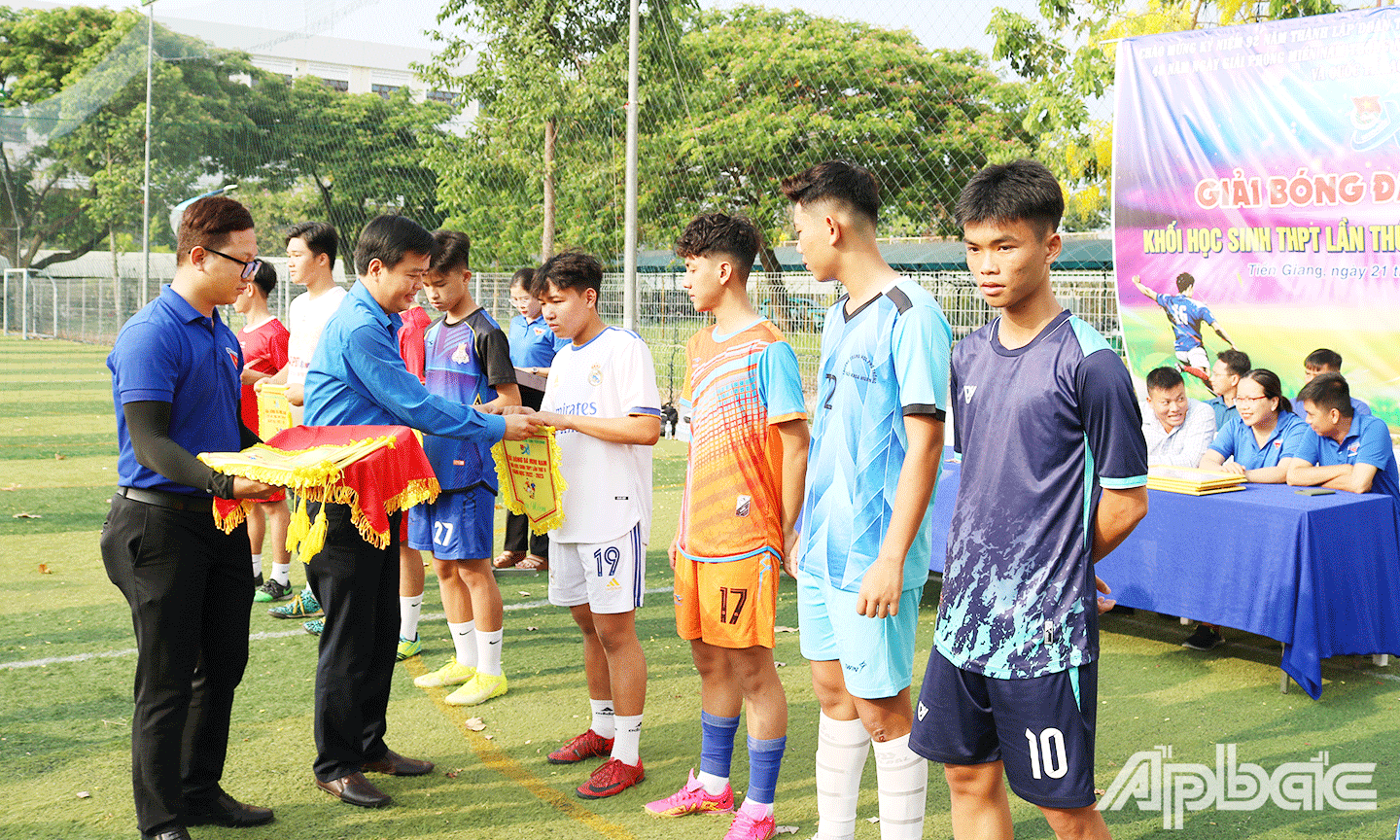 Đồng chí Phạm Thanh Giang – Phó Bí thư Tỉnh Đoàn Tiền Giang trao Cờ cho các đội tham gia giải bóng đá