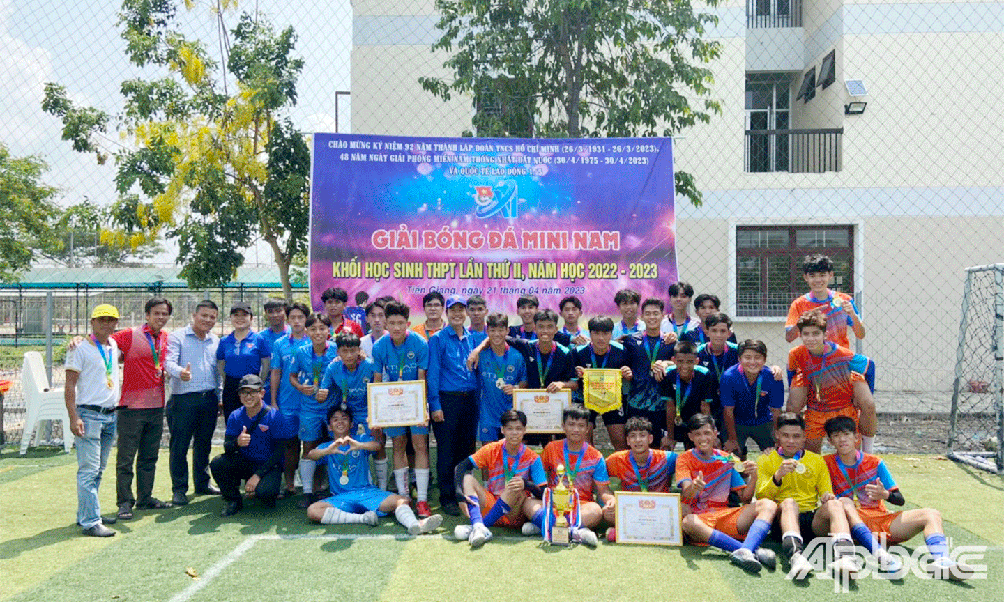 Ban tổ chức trao giải cho các đội