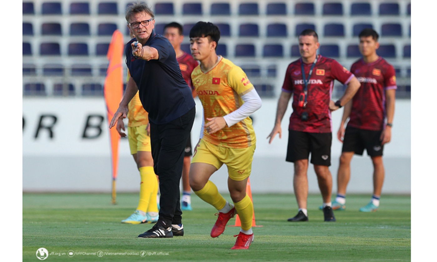 HLV Philippe Troussier yêu cầu các tuyển thủ U22 luyện tập với cường độ cao - Ảnh: VFF