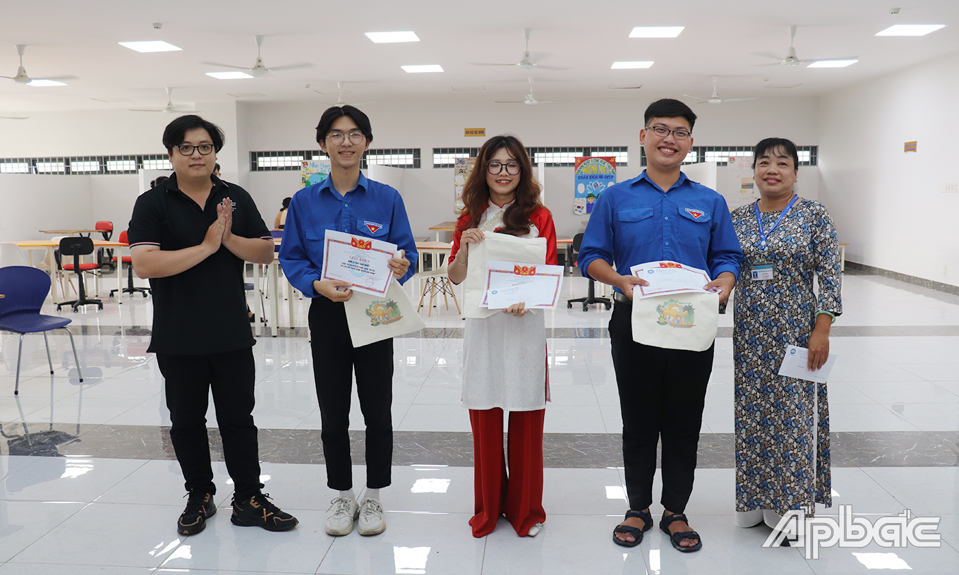 thi Review về cuốn sách tôi yêu chủ đề