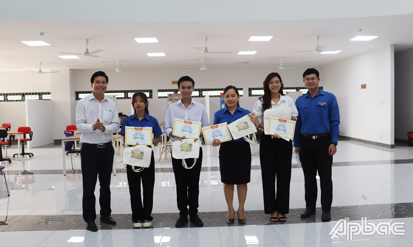 giao lưu văn nghệ chủ đề