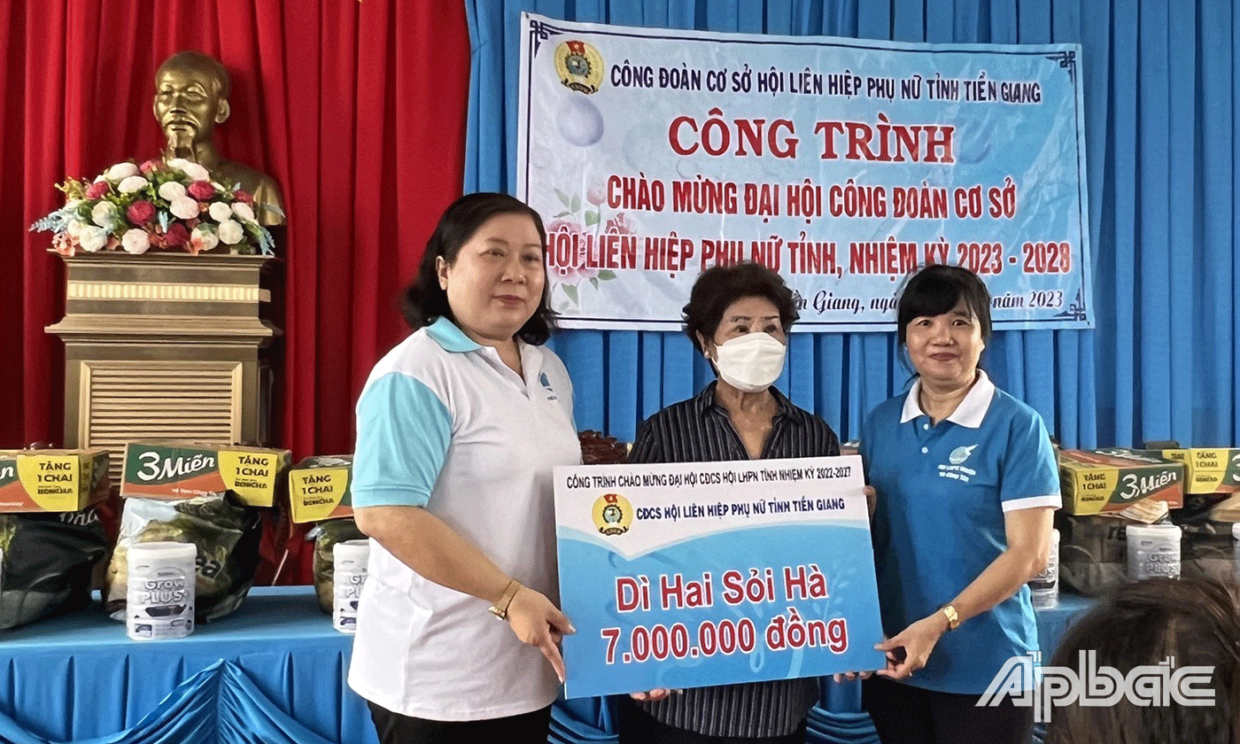 Đại diện nhà tài trợ trao bảng tượng trưng hỗ trợ trao quà cho các em.
