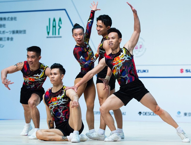 5 thành viên đội tuyển aerobic Việt Nam trình diễn. (Ảnh: MeloGym)