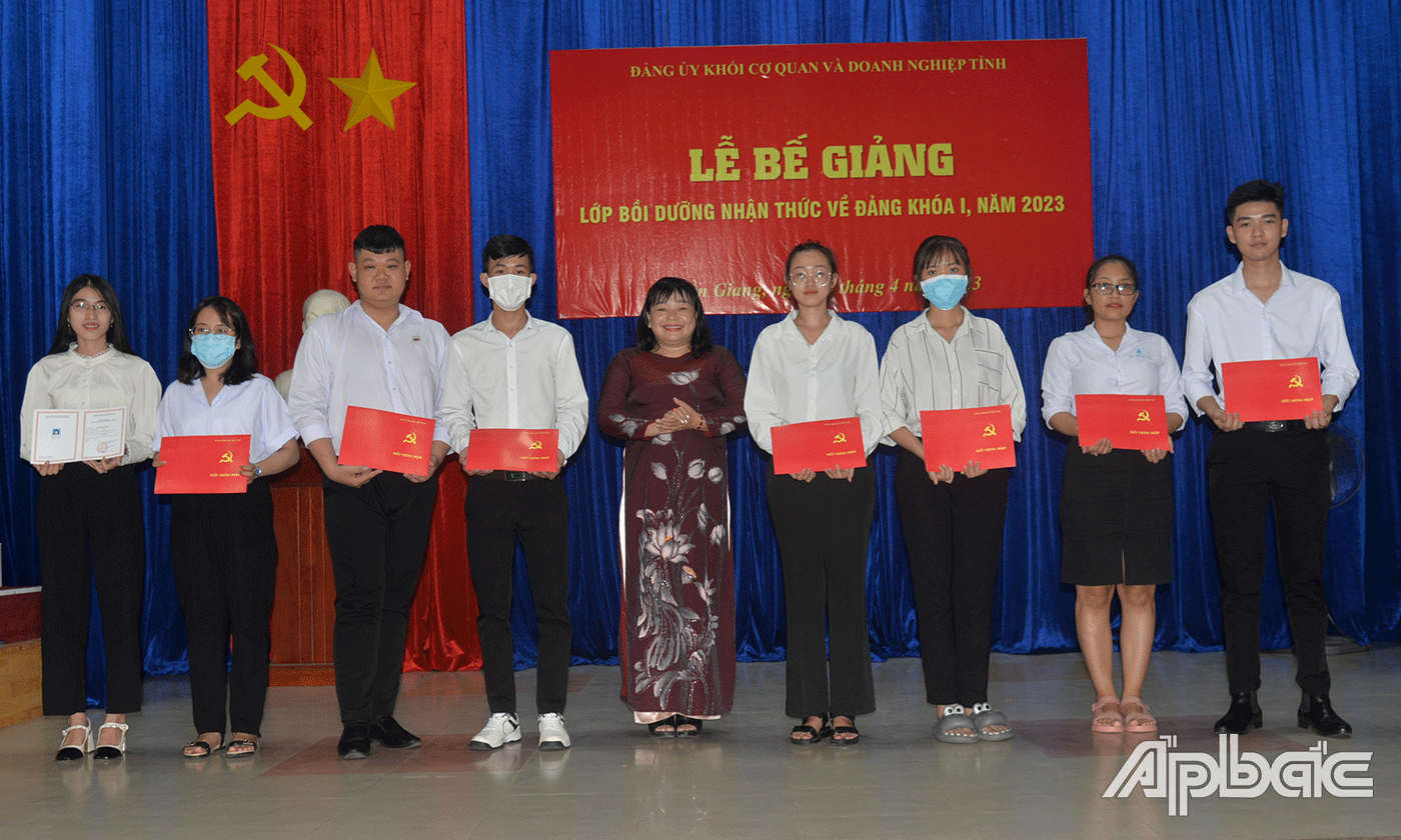 Bí thư Đảng uỷ khối Thái Ngọc Bảo Trâm trao chứng nhận cho các học viên.