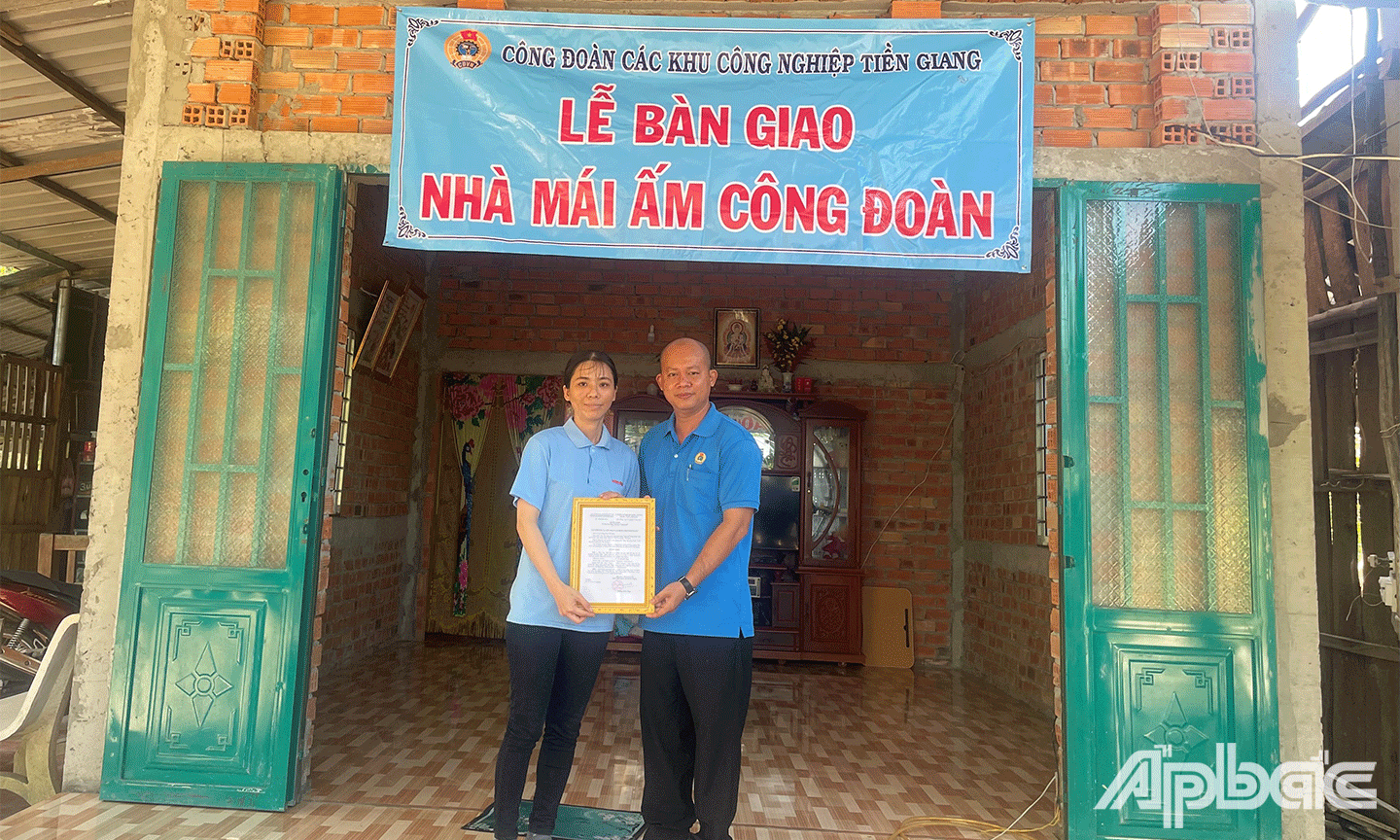 Chủ tịch CĐCS Công ty TNHH Freeviev Việt Nam-Tiền Giang Lê Võ Hữu Hạnh trao Quyết định bàn giao nhà Mái ấm CĐ cho đoàn viên khó khăn của Công ty
