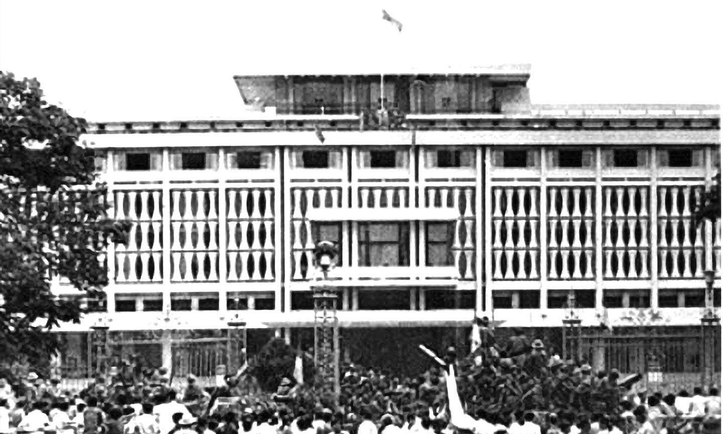  Cờ Mặt trận Dân tộc giải phóng miền Nam Việt Nam tung bay trên nóc Dinh Tổng thống ngụy Sài Gòn, 11 giờ 30 phút ngày 30-4-1975. Ảnh: Tư liệu