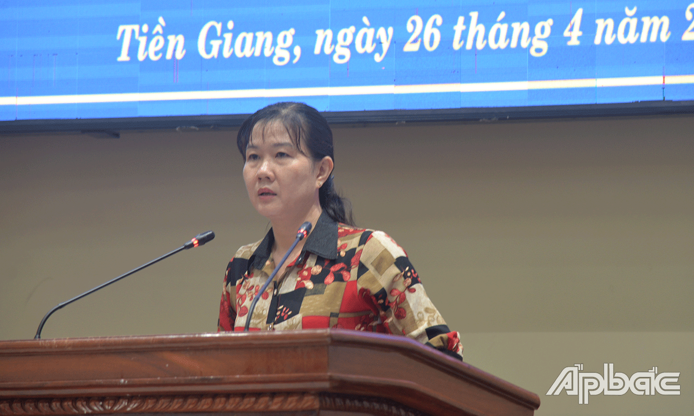 Phó Giám đốc Sở Lao động, Thương binh và Xã hội tỉnh Nguyễn Thị Mỹ Nương phát biểu tại buổi tập huấn.