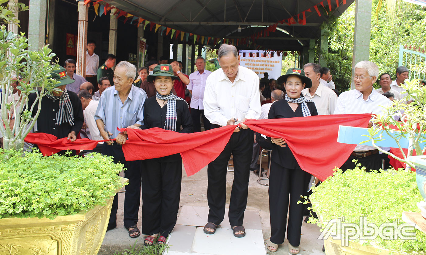 ông Phạm Văn Chính, Chủ tịch Hội Sinh Vật Cảnh tỉnh Tiền Giang tiến hành làm lễ cắt băng khánh thành vườn kiểng tại Khu du lịch ve chai thần kỳ. 