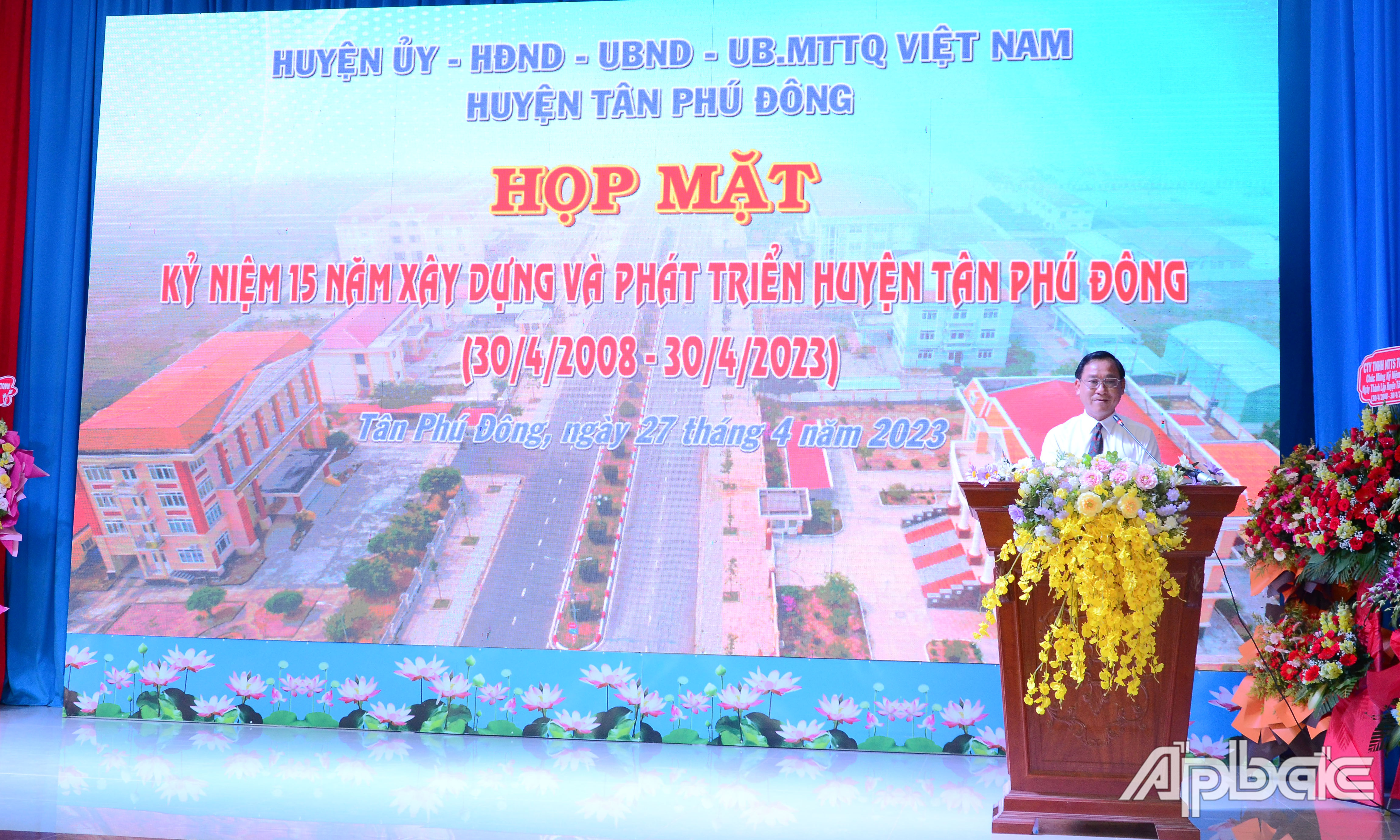Đồng chí Nguyễn Văn Vĩnh phát biểu tại buổi họp mặt.