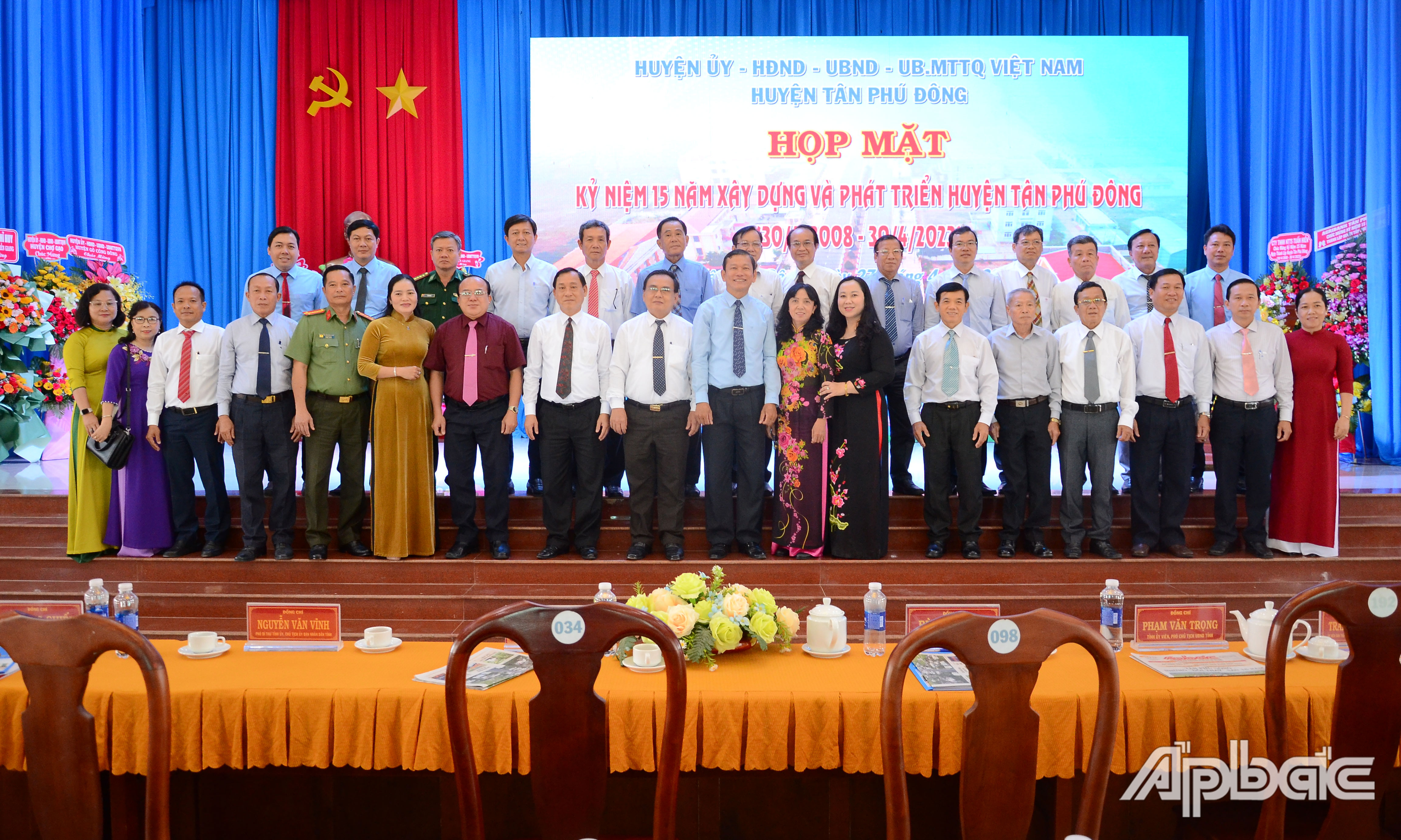 Các đại biểu chụp hình lưu niệm.