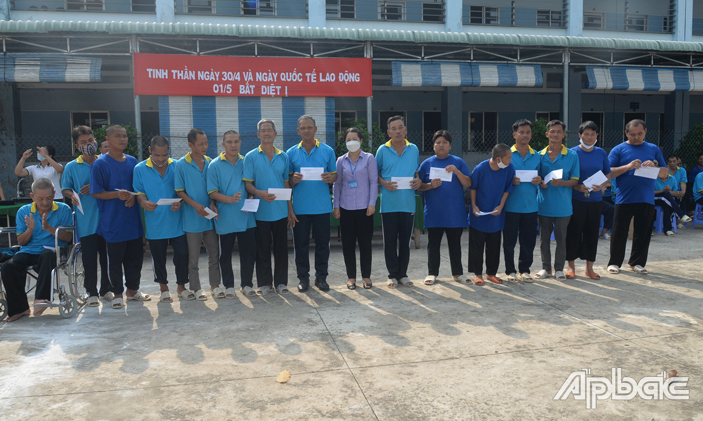 Giám đốc Trung tâm Công tác xã hội tỉnh Nguyễn Thị Kiều Loan trao thưởng cho các đối tượng tham gia trò chơi.