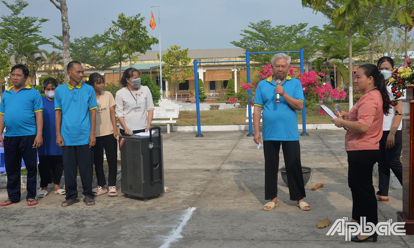 Các đối tượng tham gia hái hoa dân chủ.