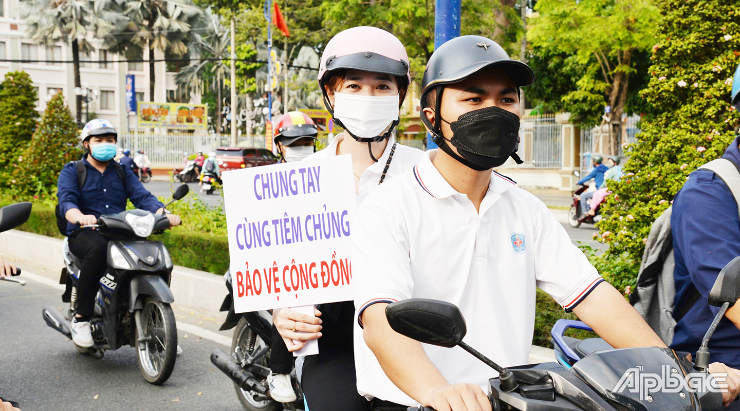 Tuần hành cổ động Tuần lễ tiêm chủng trên các tuyến đường ở TP. Mỹ Tho