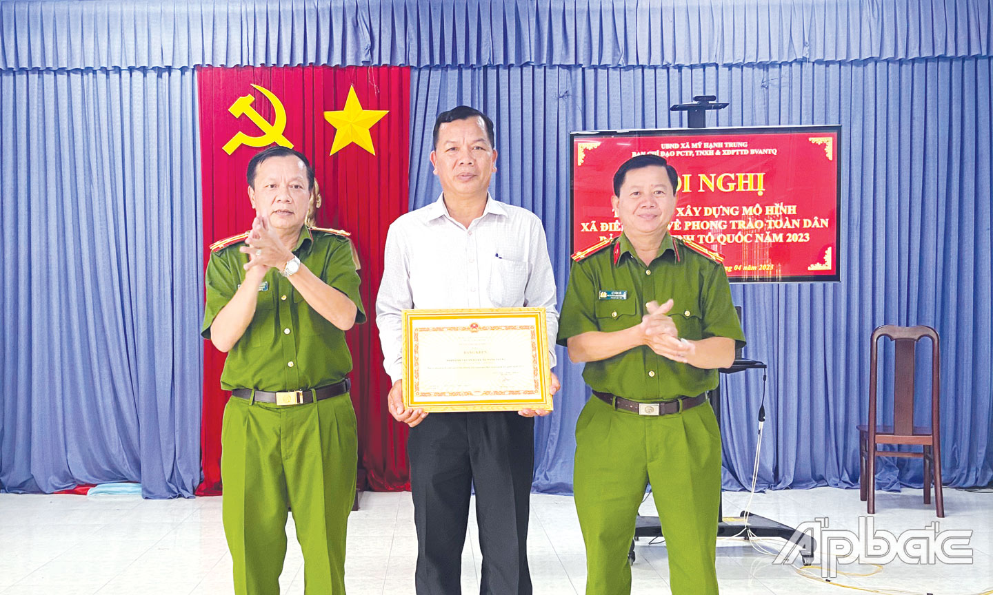 Nhân dân và cán bộ xã Mỹ Hạnh Trung nhận Bằng khen Bộ Công an về thành tích xuất sắc trong phong trào Toàn dân bảo vệ an ninh Tổ quốc năm 2022.