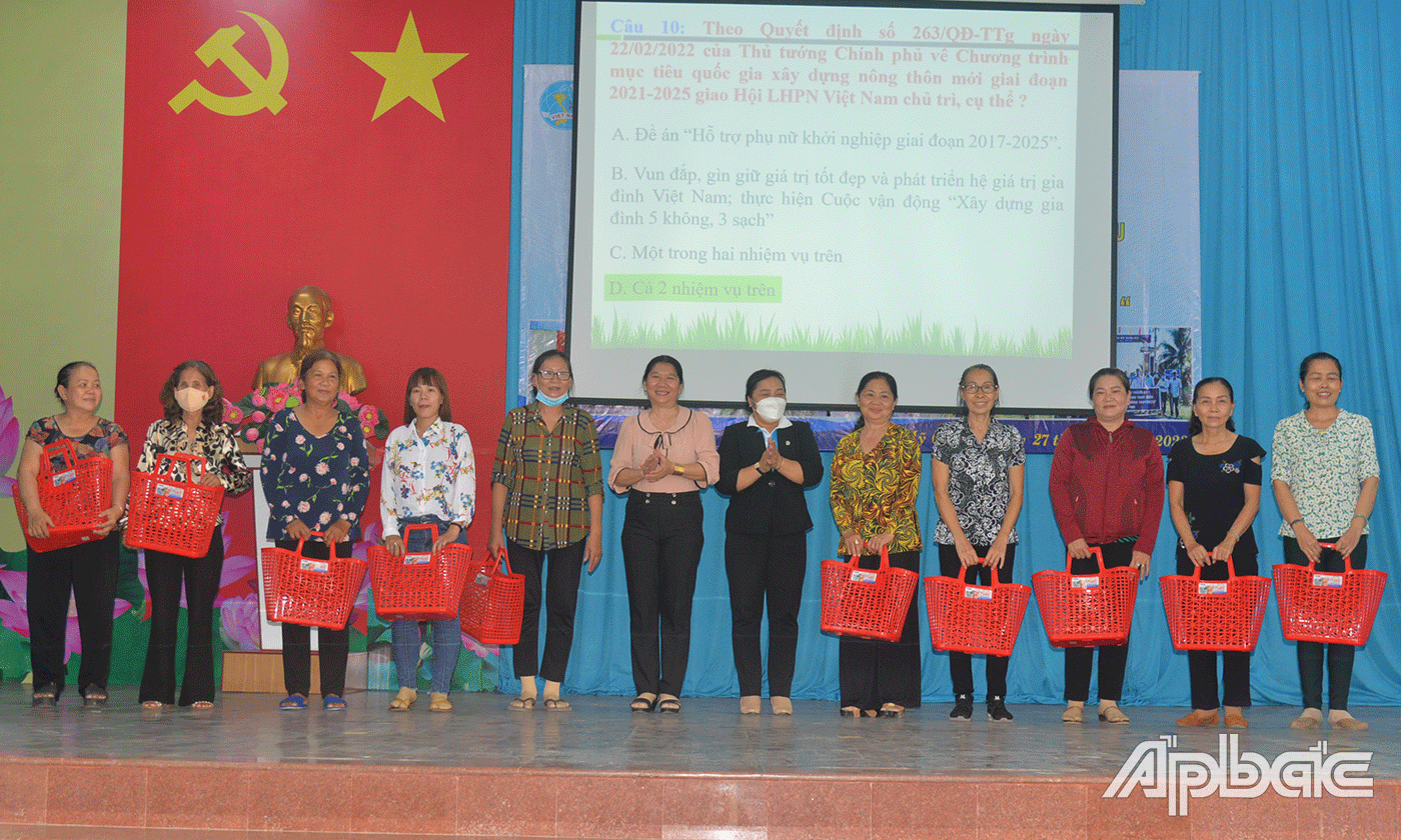 Trao quà cho hội viên phụ nữ.