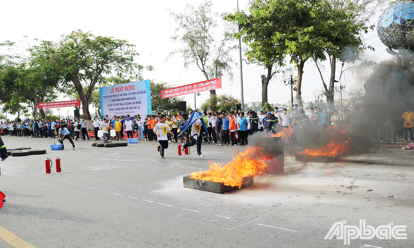 Các đội tham gia phần thi thực hành phòng cháy chữa cháy