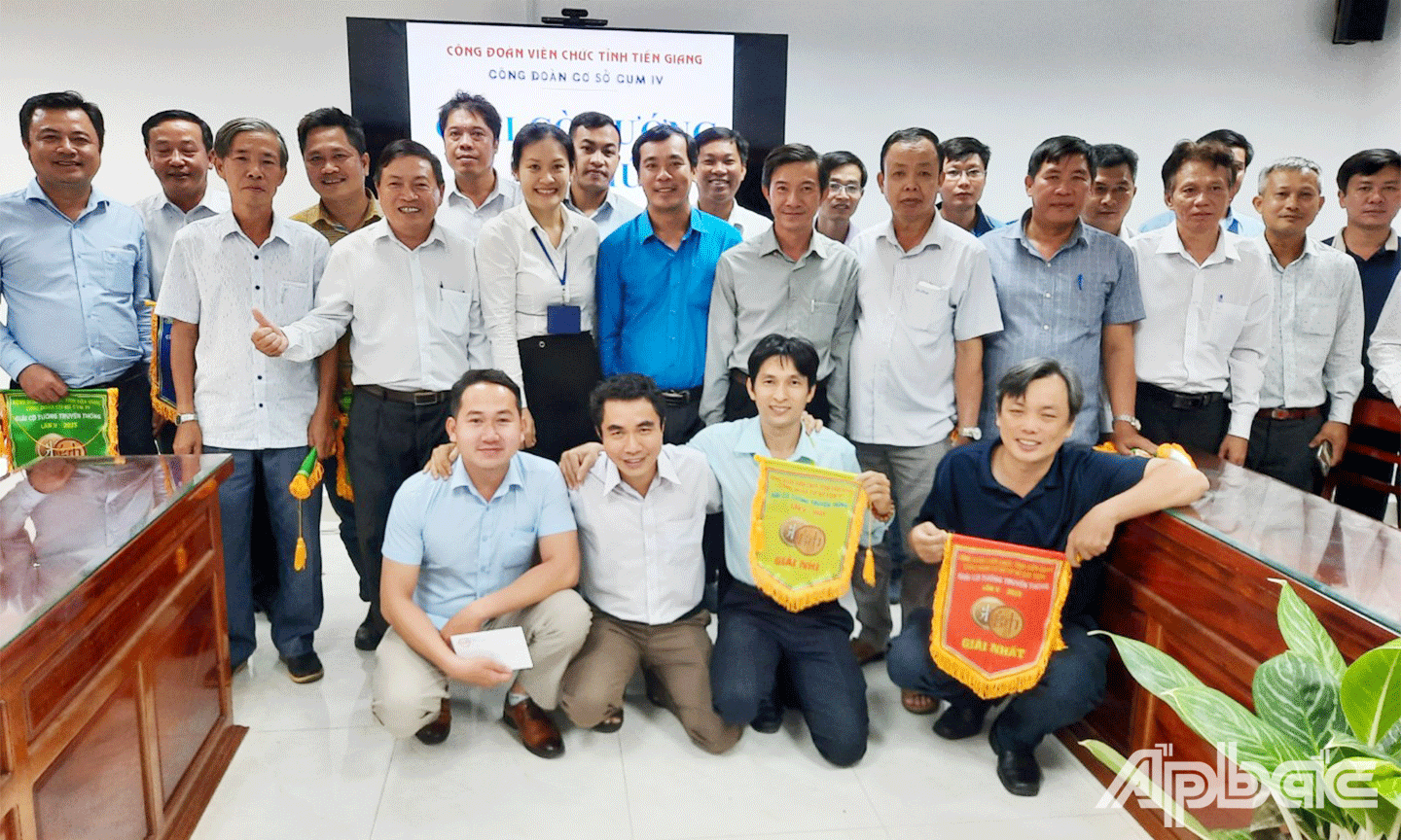 Ban tổ chức trao giải và chụp ảnh lưu niệm cùng các đấu thủ