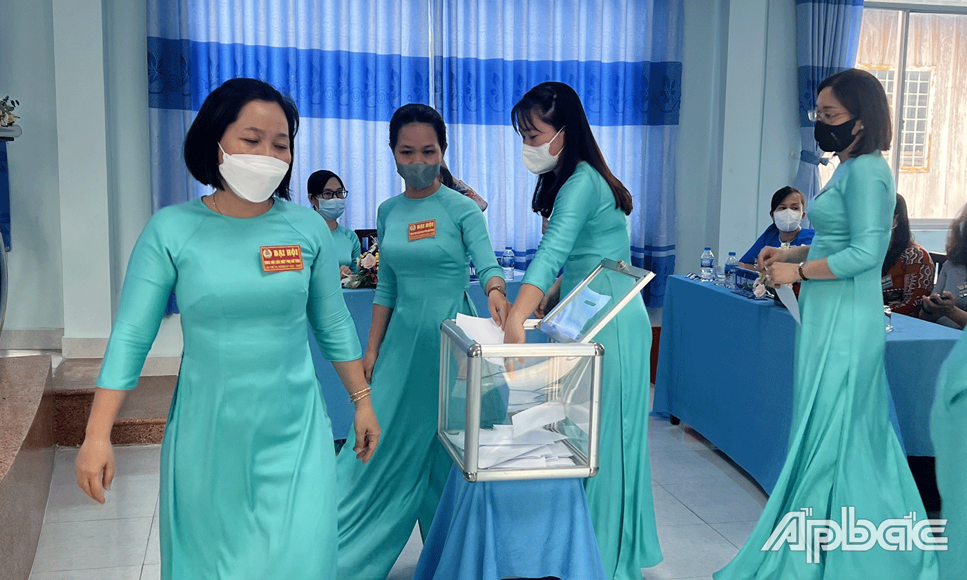 Đại biểu bỏ phiếu bầu BCH Công đoàn.