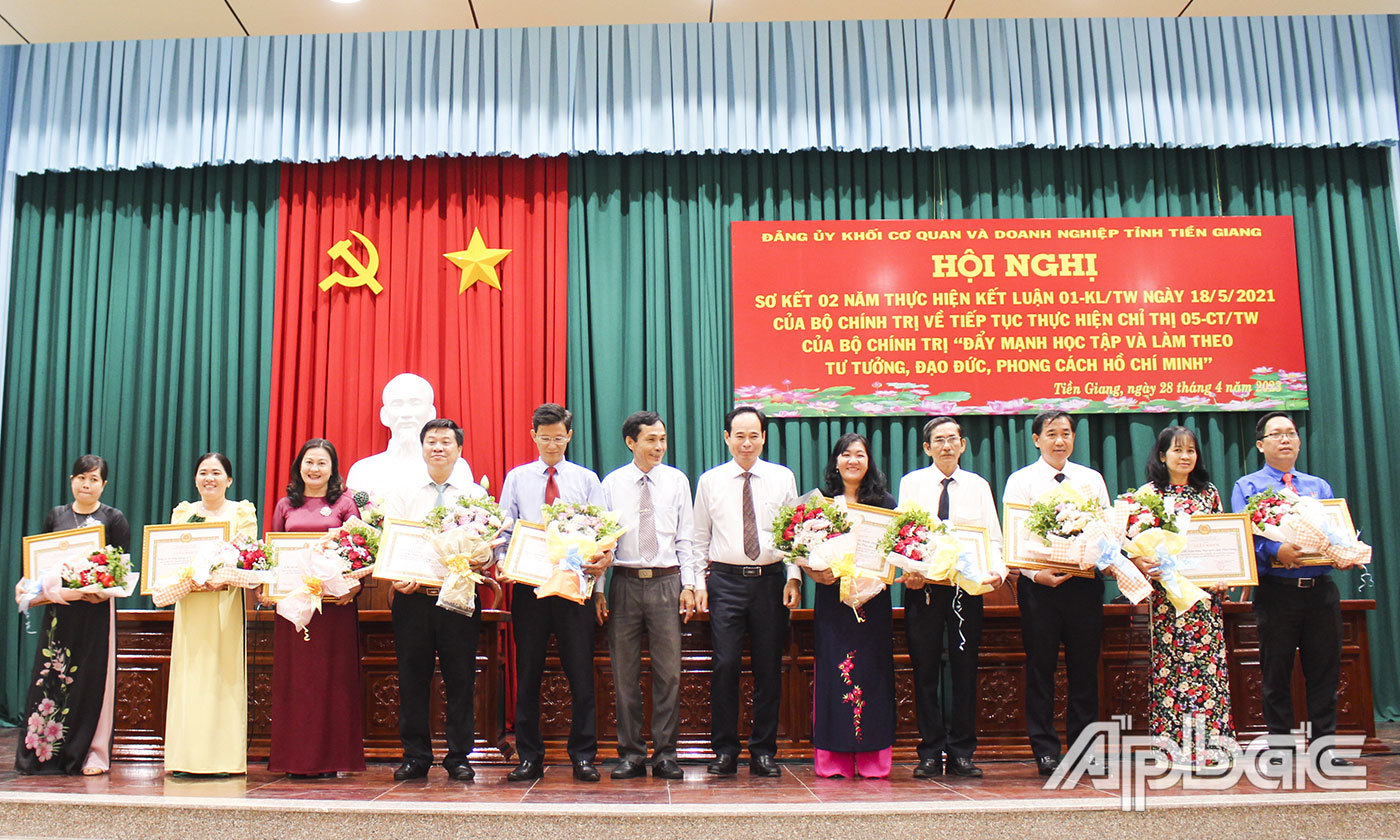 Tập thể, cá nhân điển hình đạt thành tích trong học tập và làm theo tấm gương đạo đức Hồ Chí Minh.