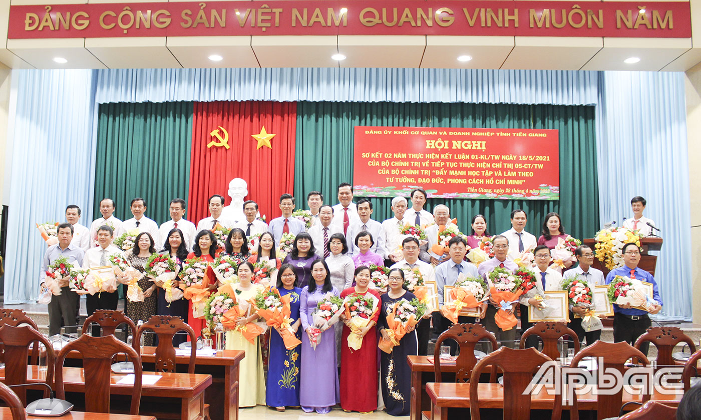 Hình tập thể tại Hội nghị.