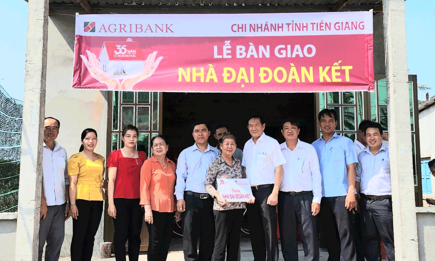 Lễ bàn giao nhà cho gia đình gia đình bà Nguyễn Thị Tuyết cư ngụ ấp Tân Bình, xã Tân Thạnh, huyện Tân Phú Đông .