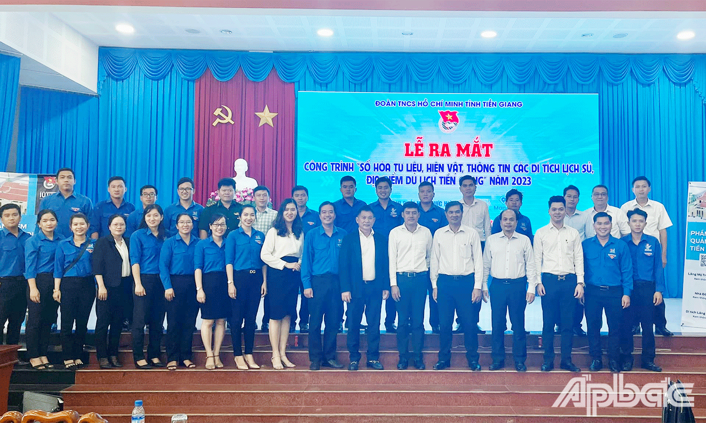 Đại biểu tham dự lễ ra mắt cùng chụp ảnh lưu niệm