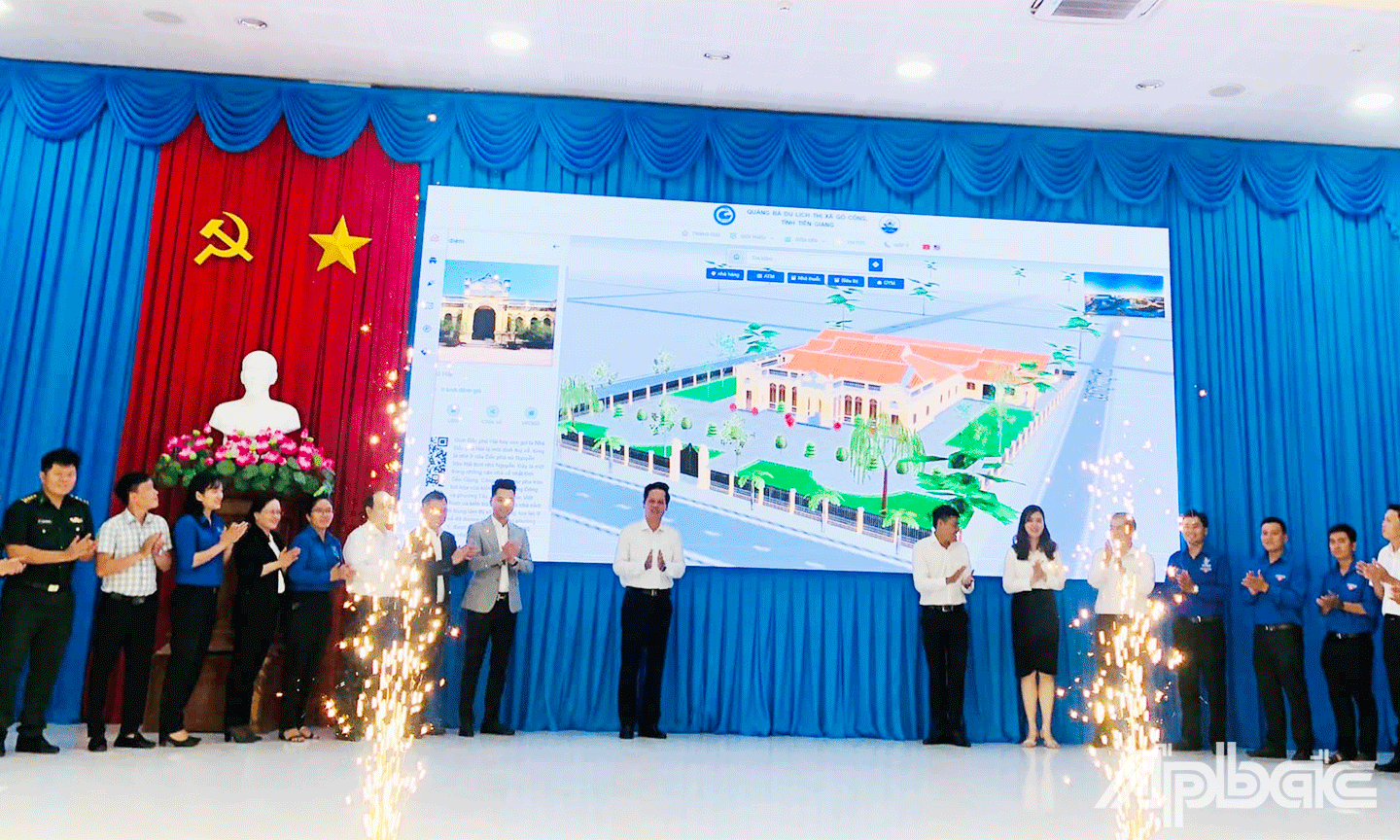 Đại biểu thực hiện nghi thức Khởi động công trình số hóa dữ liệu