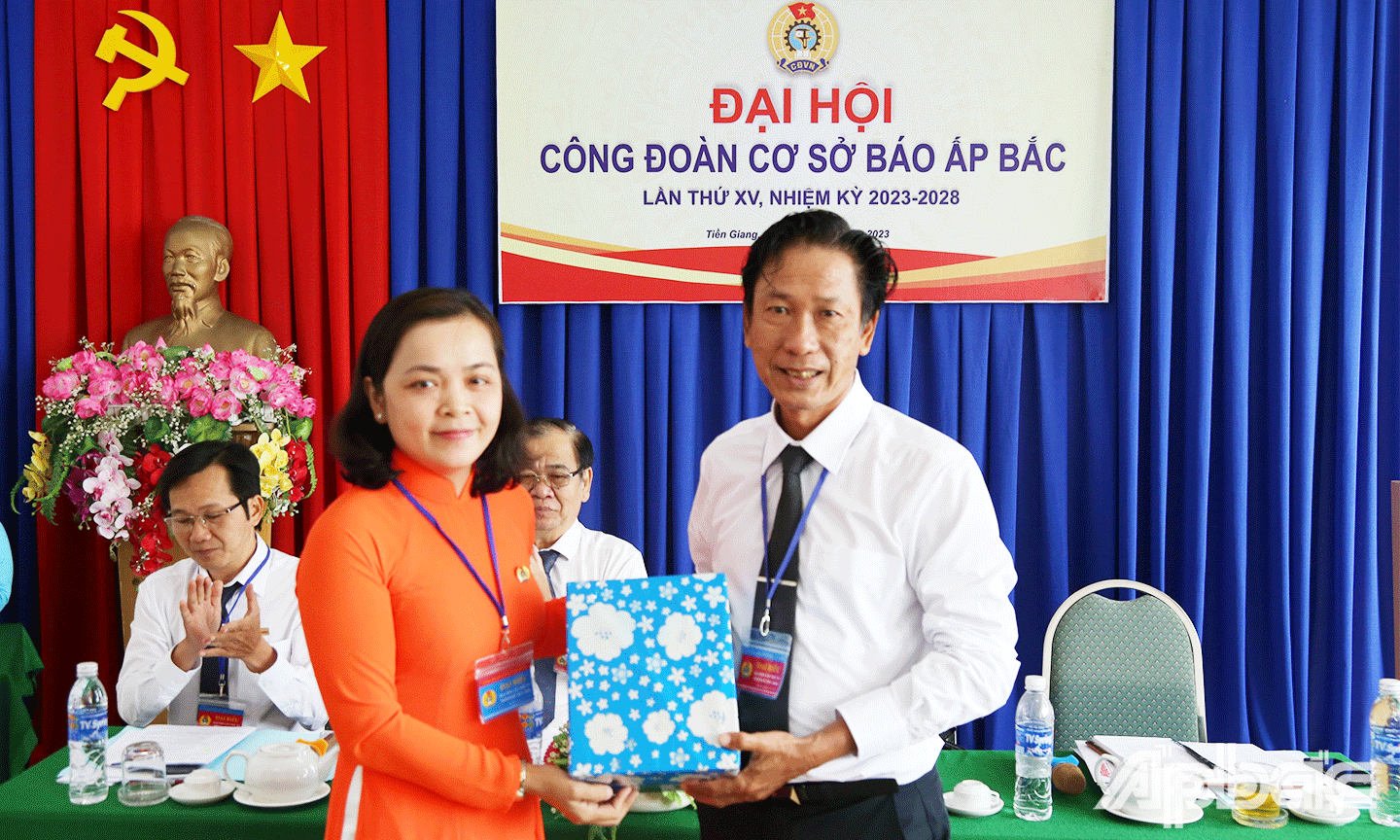 Đại diện Công đoàn Viên chức tỉnh tặng quà chúc mừng Đại hội.