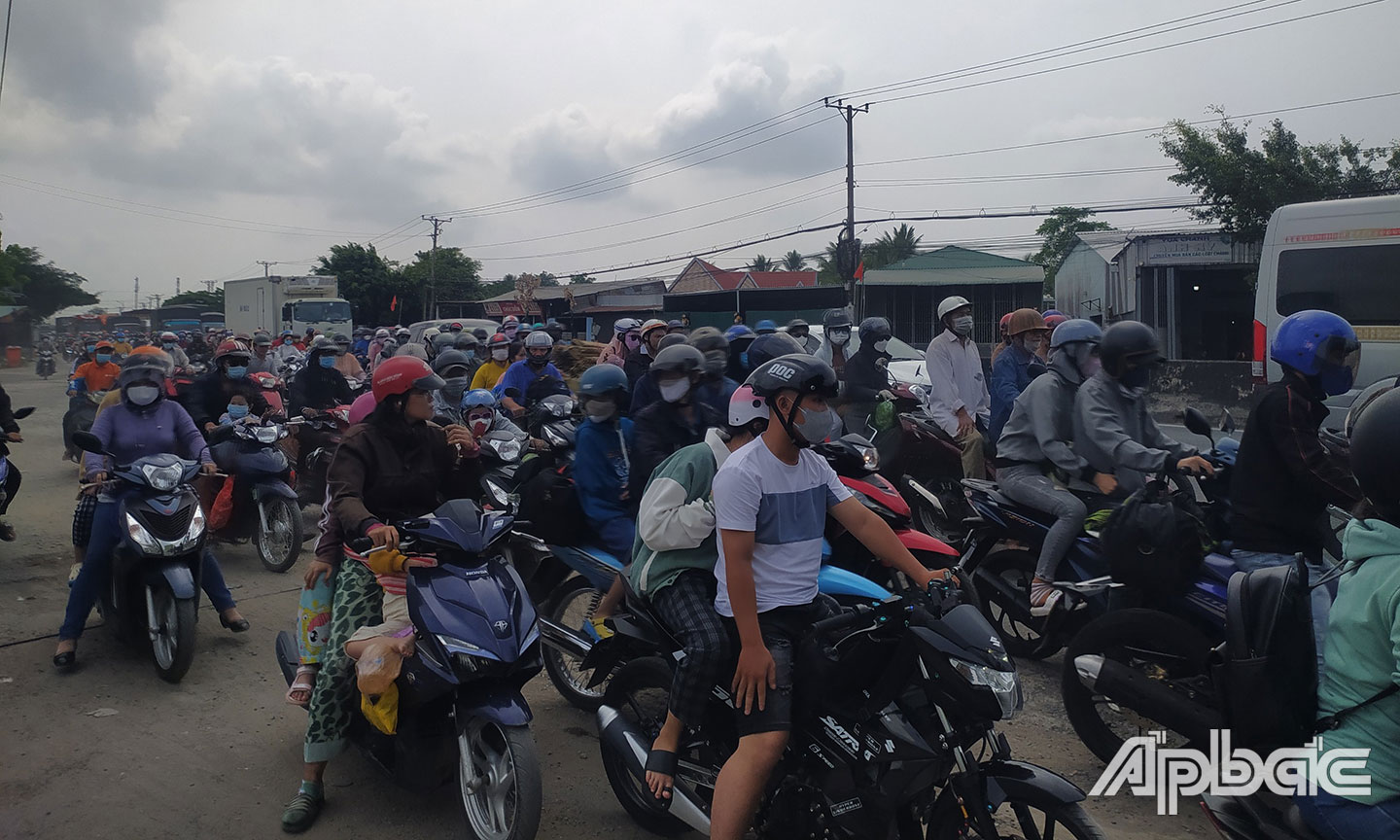 Dòng người trên quốc lộ 1.