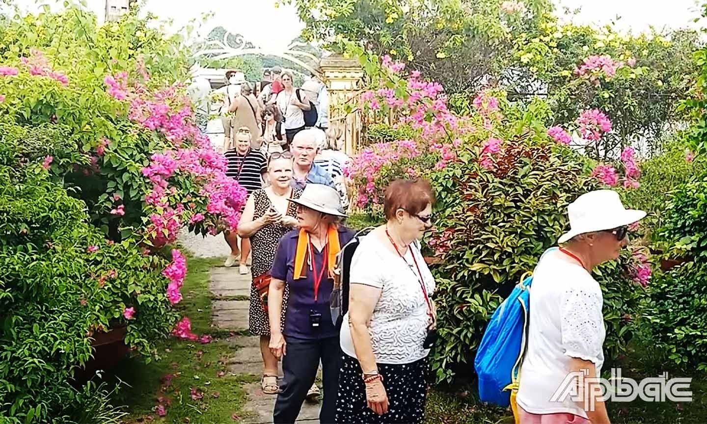 Du khách đến tham quan nhà cổ Ba Đức.