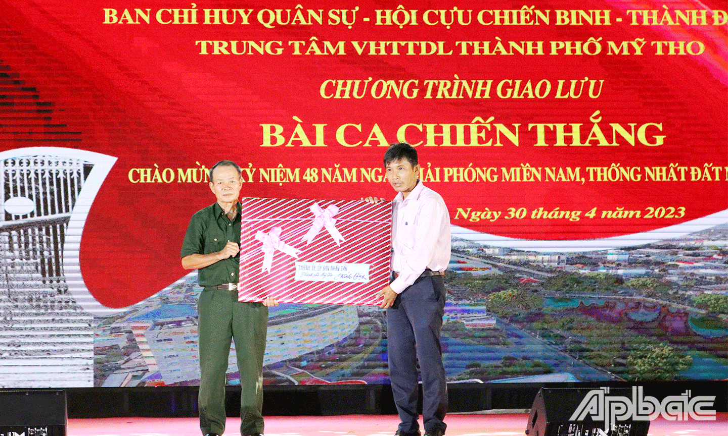 Hội đồng nhân dân thành phố Mỹ Tho lên trao quà lưu niệm Cựu chiến binh tiểu đoàn 2009B