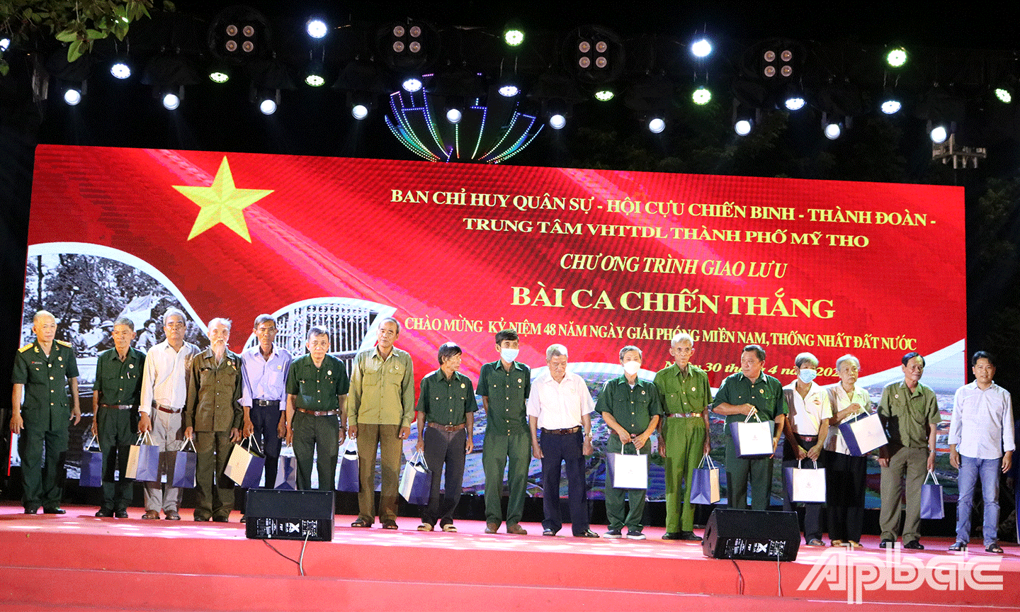 Hội Cựu chiến binh TP. Mỹ Tho và các nhà hảo tâm tặng quà cho cựu chiến binh có hoàn cảnh khó khăn trên địa bàn thành phố.