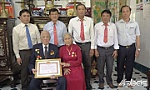 Huyện Cái Bè và TX. Cai Lậy: Trao Huy hiệu Đảng cho đảng viên cao niên