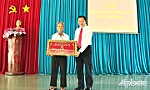 TX. Cai Lậy và huyện Chợ Gạo: Trao Huy hiệu Đảng cho đảng viên đợt 19-5